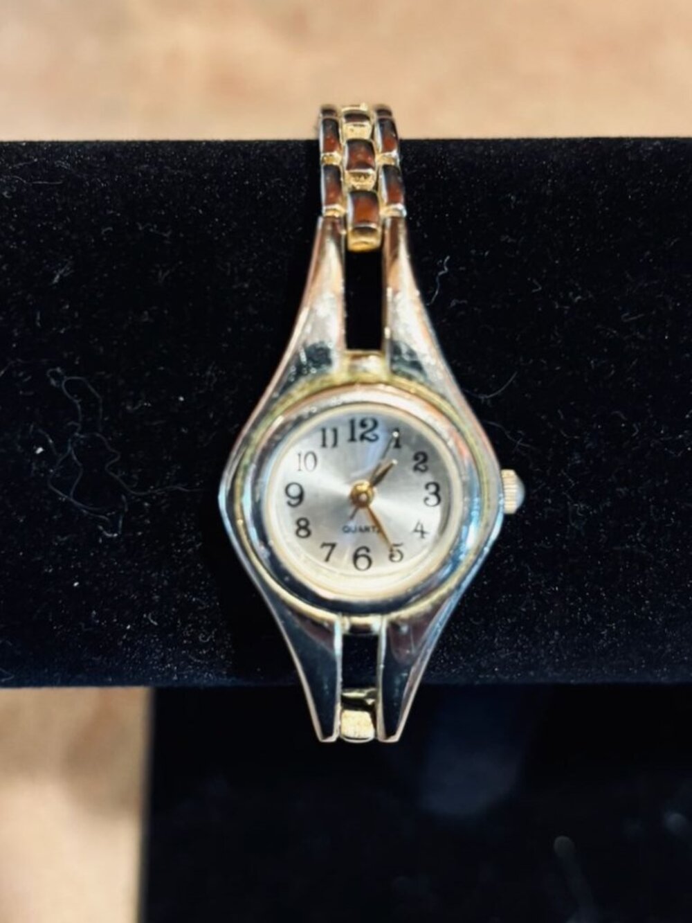 Advance Vintage Womens Gold-Tone Analog Wristwatch With Delicate Link Band And R